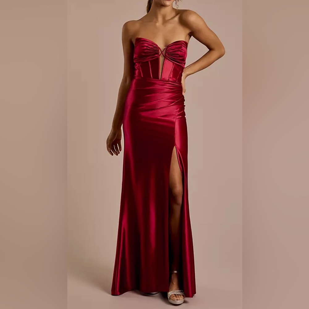 David’s Bridal Strapless Plunge Sculpting Satin Sheath Dress